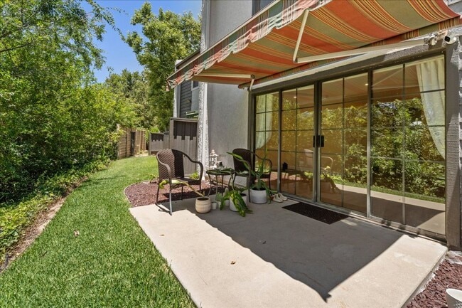 Building Photo - Updated Porter Ranch Townhome with Scenic ...