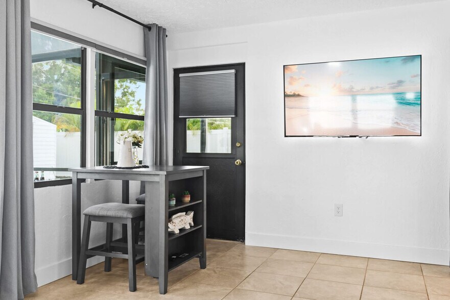 Building Photo - 1311 Cypress Ave