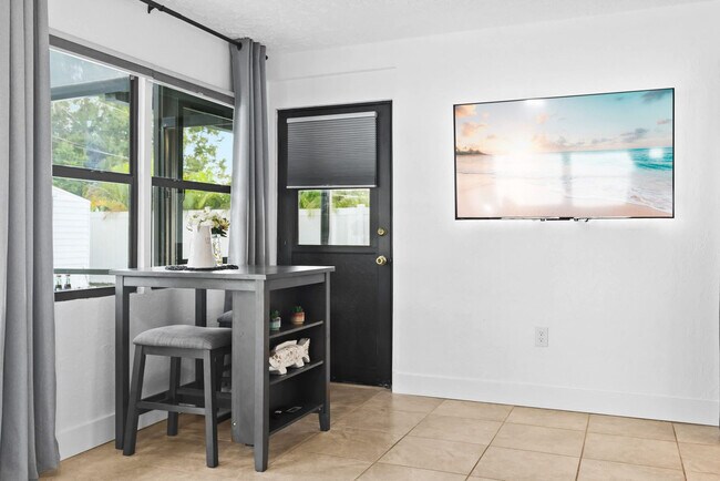 Building Photo - 1311 Cypress Ave