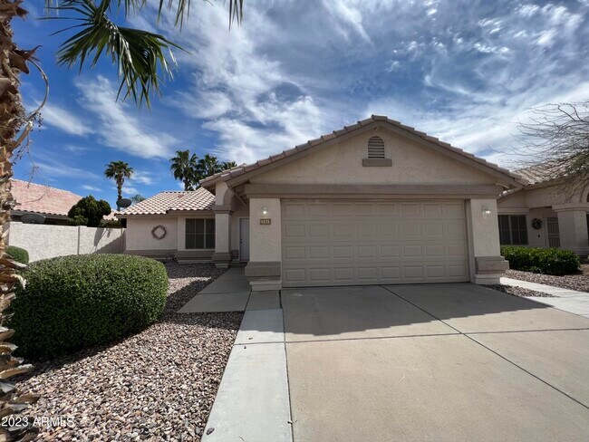Primary Photo - 1171 W Goldfinch Way