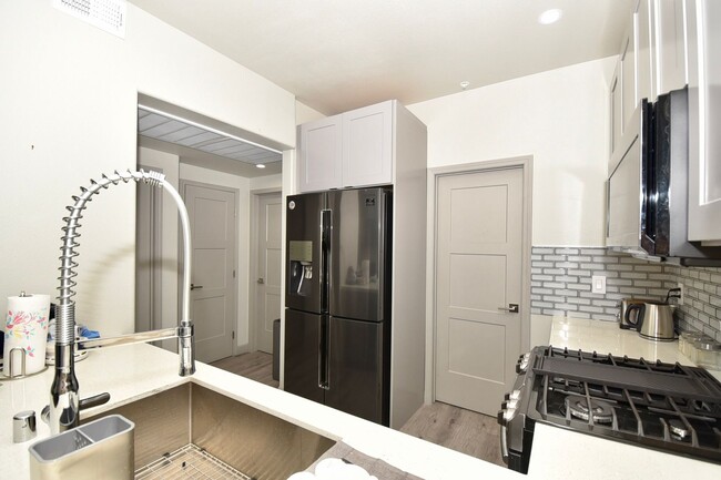 Building Photo - MODERN 1 BED 1 BATH CONDO WITH ATTACHED GA...