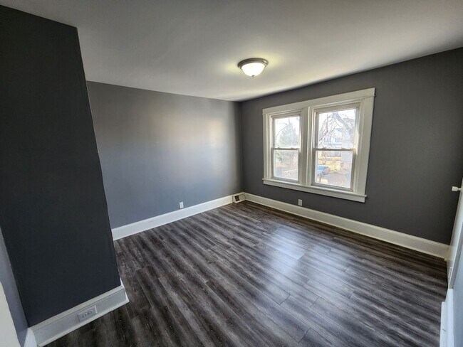 Building Photo - Twin home with stainless appliances, centr...