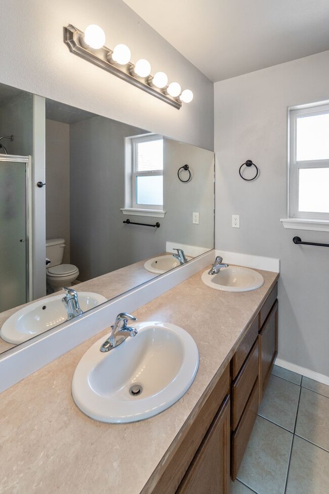 Building Photo - Spacious 3 Bed, 2.5 Bath Home in Spokane V...
