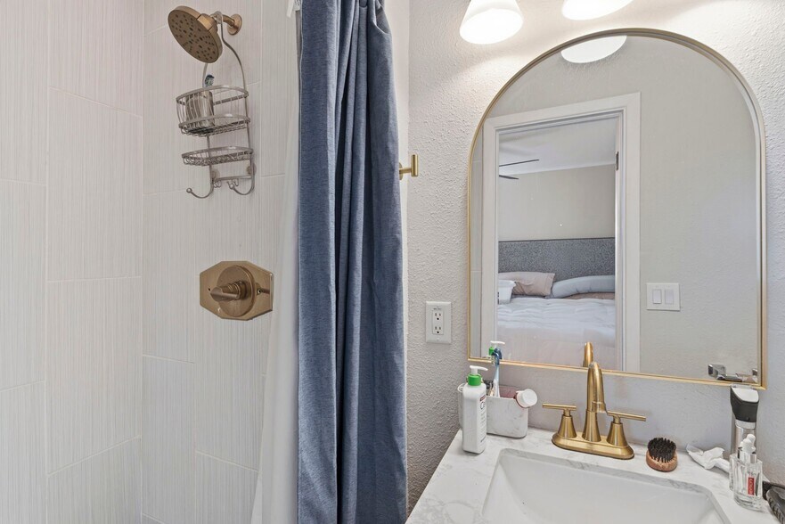 Building Photo - 4206 W Iowa Ave