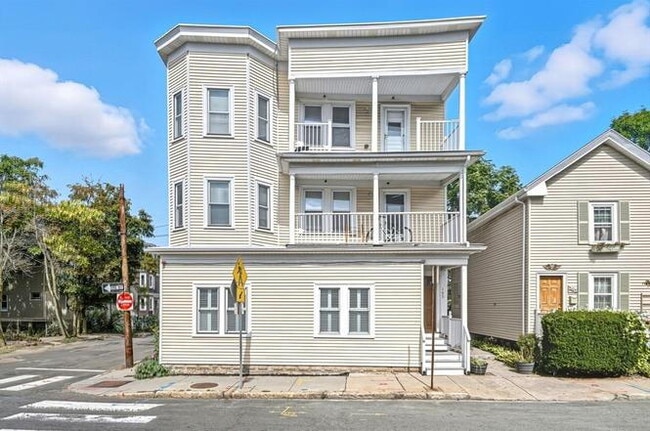 Building Photo - "Charming 1-Bed Furnished Apartment with Hardwood Floors in MA - Perfect Blend of Comfort and Sty...