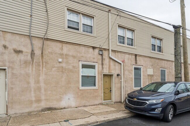 Building Photo - 2553 E Somerset St