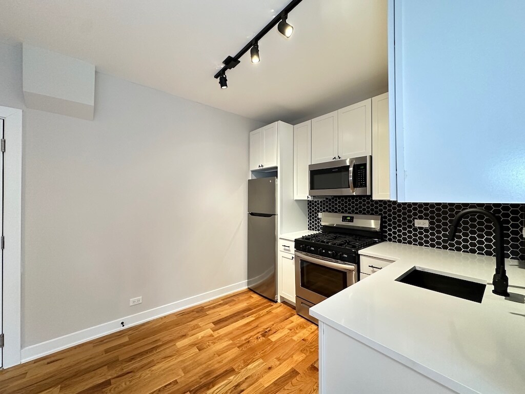 Building Photo - 661 W Wrightwood Ave