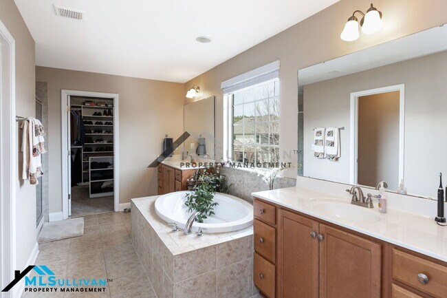 Building Photo - 913 Beech Glen Dr