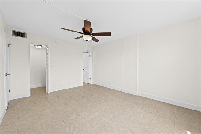 Building Photo - 111 Royal Pk Dr