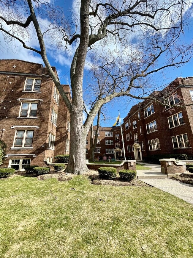 Building Photo - Lake Drive Court