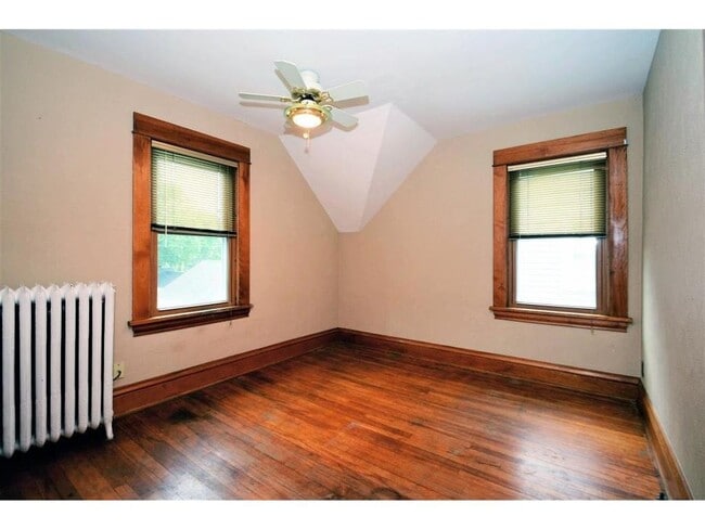 Building Photo - JUNE MOVE IN- HAMLINE UNIVERSITY - 5 BEDROOM