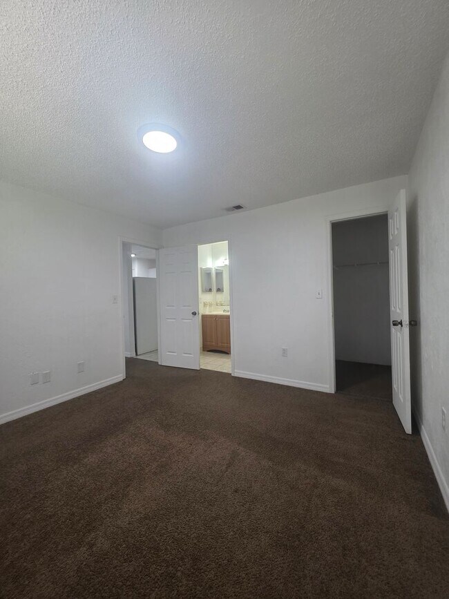 Building Photo - 2 Bedroom 2 Bath Apartment Home *** Limite...