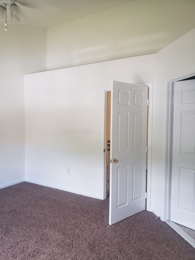 Building Photo - Gorgeous 3 Bedroom 3.5 Bathroom Brick Town...