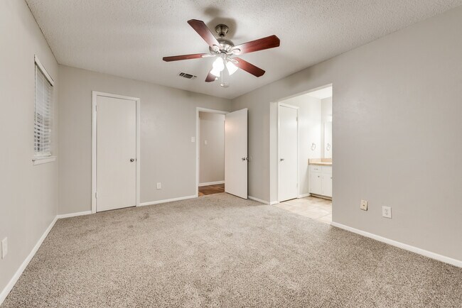 Building Photo - 1812 Ravenswood Dr N