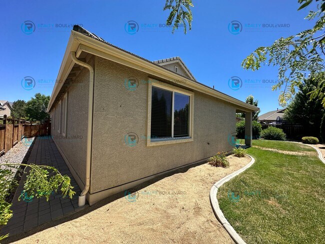 Building Photo - 3 Bedroom 2 Bathroom with Garage covered patio and beautiful yard!