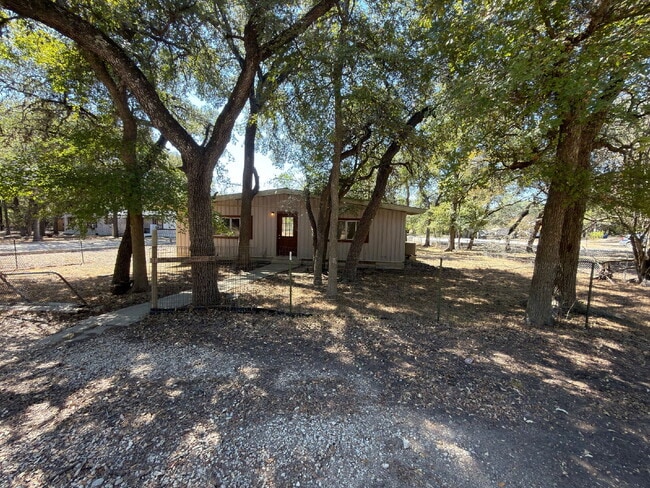 Building Photo - 2 bed 1 bath. Vinyl plank throughout. Yard maintenance included. Close to San Marcos Outlet Malls.