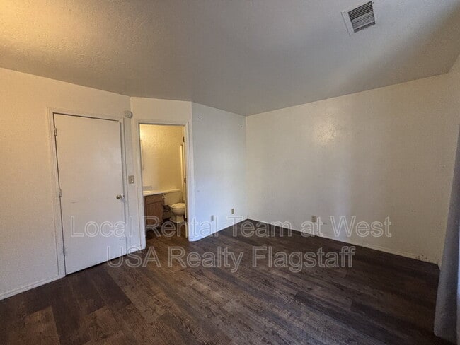 Building Photo - 625 S Fountaine St