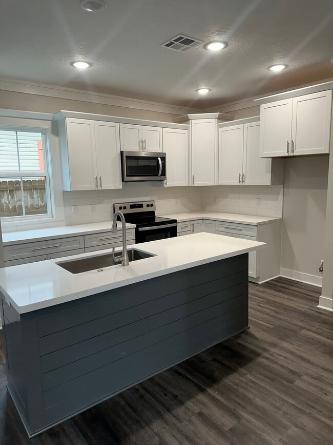 Building Photo - 1713 Bilbo St