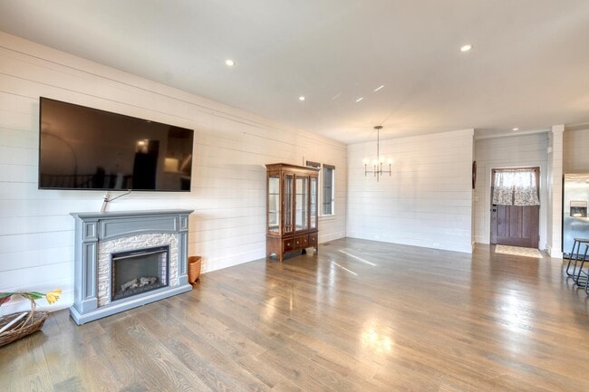 Building Photo - 56 Oak Crescent Cir