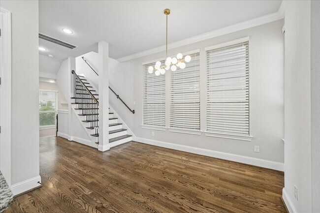 Building Photo - 1704 Oak Leaf Pass Dr