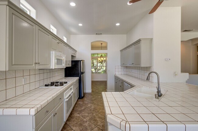 Building Photo - 5508 W Bluff Ave