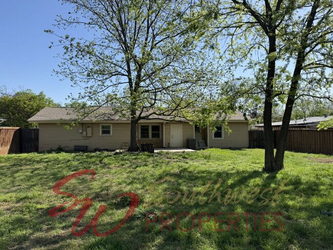 Building Photo - Large 3 bedroom 1 bath close to everything!