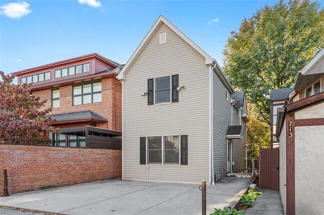 Building Photo - 715 Filbert St