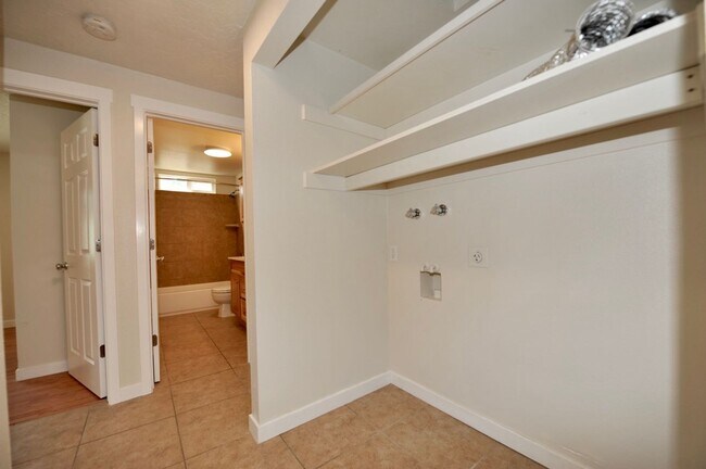Building Photo - 1526 E Mary Ln