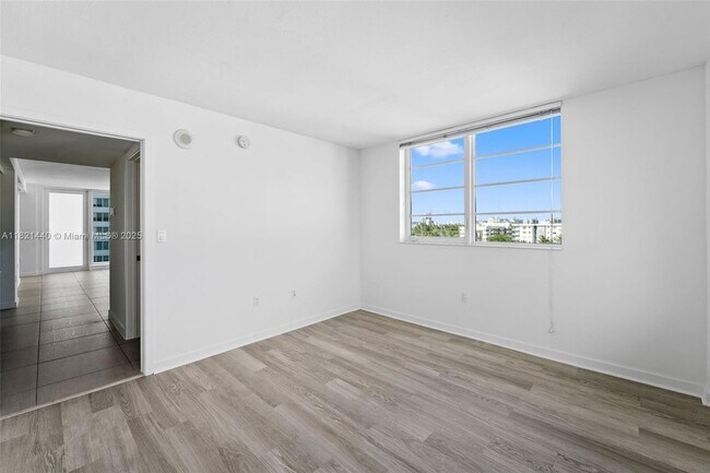 Building Photo - 910 West Ave