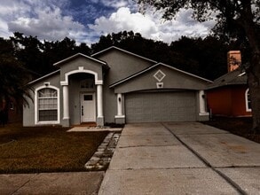 Building Photo - Beautiful 3 bedroom 2 bathroom home availa...
