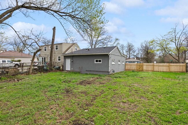 Building Photo - Newly Renovated 3-Bed Gem with Massive Yard – Modern Columbus Living!