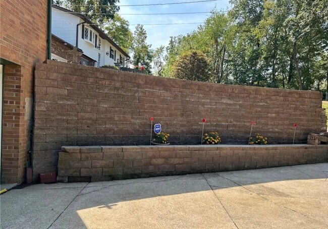 Building Photo - 61 Leicester Dr