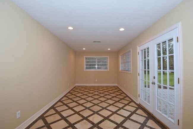 Building Photo - 10402 Chatterton Dr