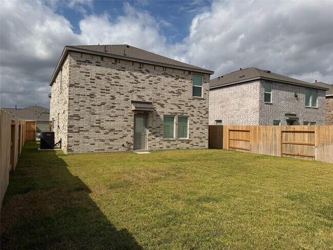 Building Photo - 16718 Spotted Oak Dr