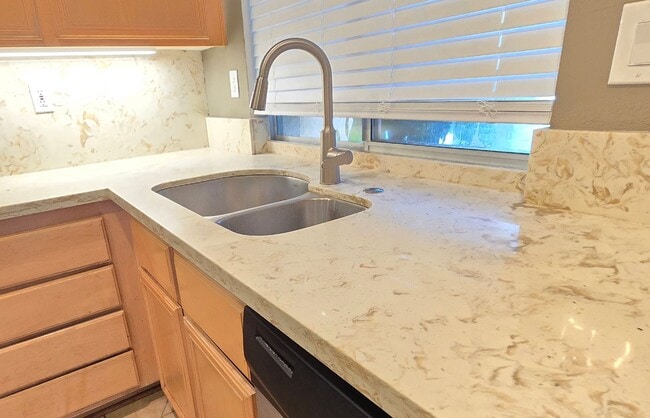 Building Photo - Orange 3 Bed, 2.5 Bath Townhouse for Lease - Cambridge Community