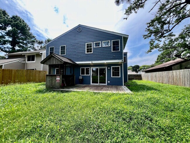 Building Photo - Charming single family home on peaceful canal