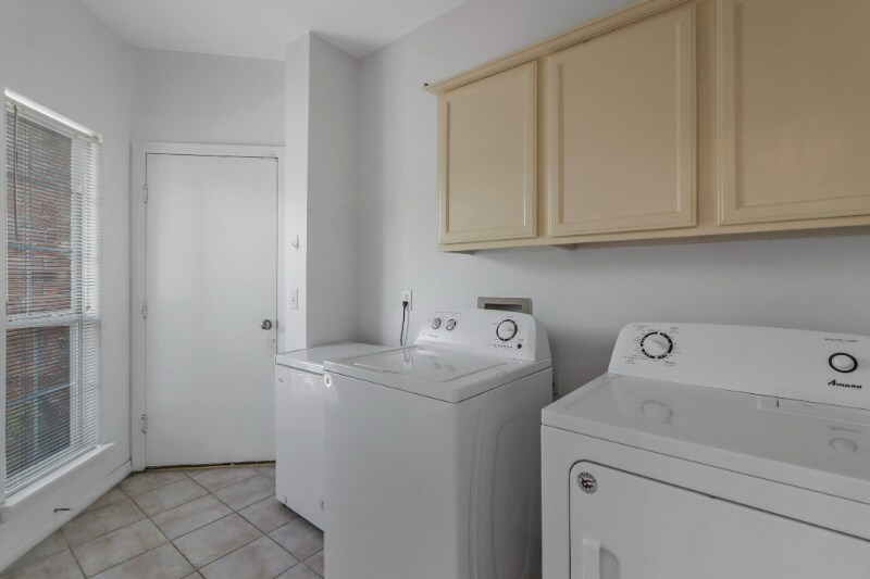 Building Photo - 2209 Micarta Dr