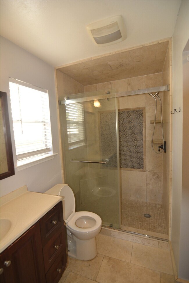 Building Photo - 7423 River Pines Dr