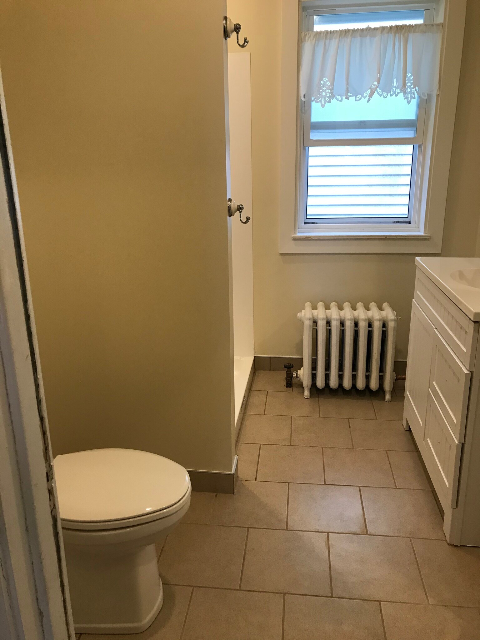 Building Photo - 2407 E Linnwood Ave