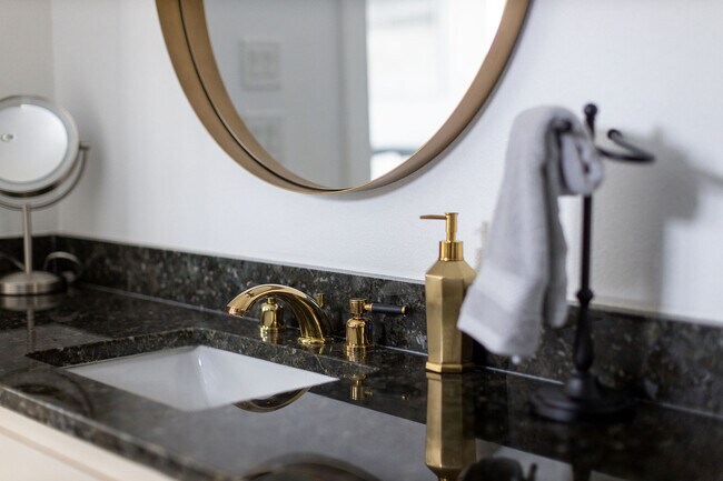 Building Photo - 1940 Green Hill Dr