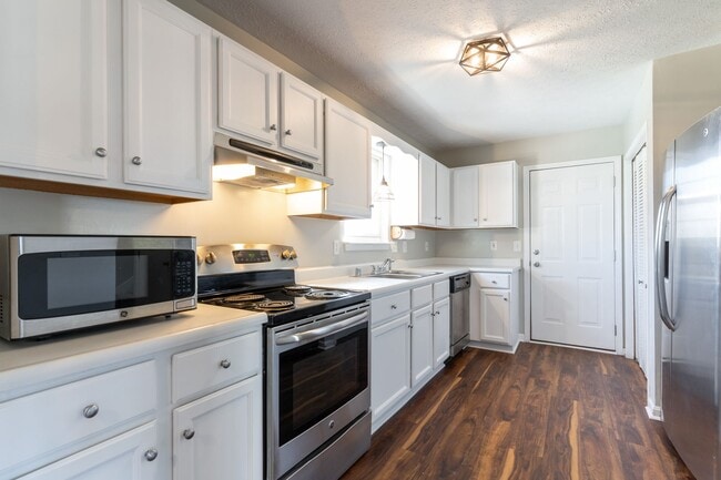 Building Photo - Spacious 3 Bedroom Home – Move-In Ready!