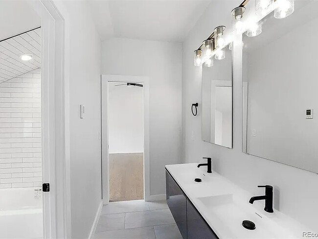 Building Photo - 2458 Chase St