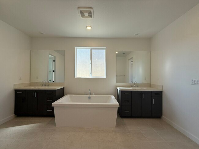 Building Photo - 424 Bunsen St