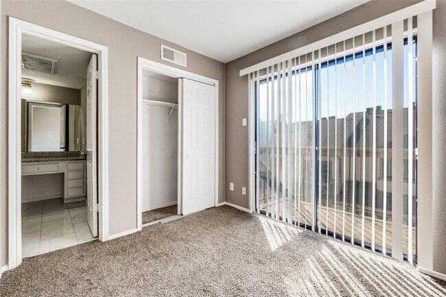 Building Photo - 8750 Park Ln