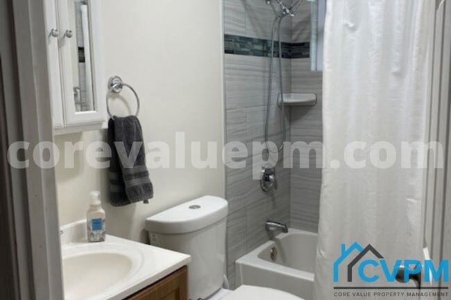 Building Photo - 16200 Alderwood Ln