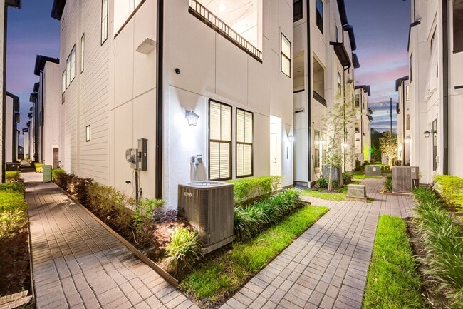 Building Photo - 3BR, 3.5BA Townhome with Balcony, Yard & D...