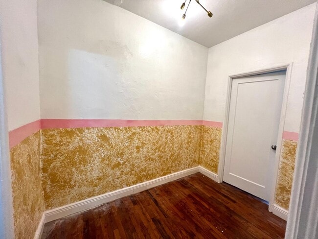 JUNIOR BEDROOM - Lincoln Road Apartments