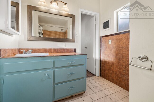 Building Photo - Rustic Santa Fe Charm on Kathryn Ave.