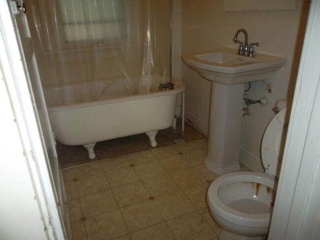 Building Photo - 1108 E Johnson St