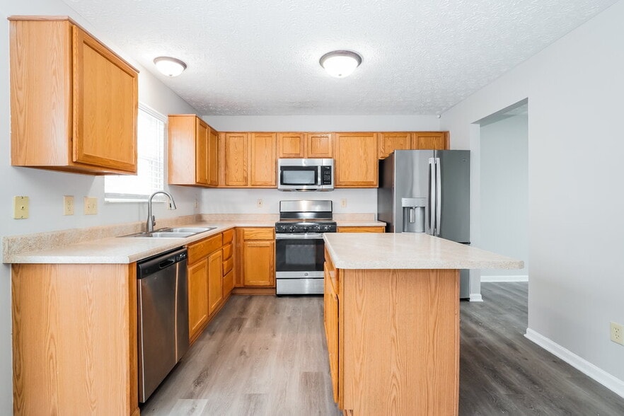 Building Photo - 2775 Southfield Village Dr